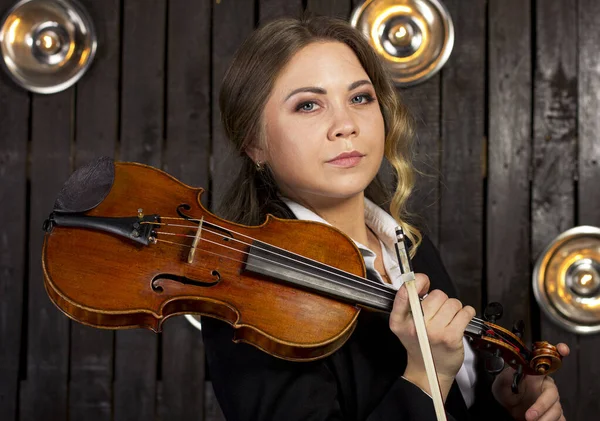 Giovane Donna Con Violino Buio — Foto Stock