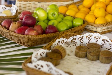 Kekler ve meyveler masada..