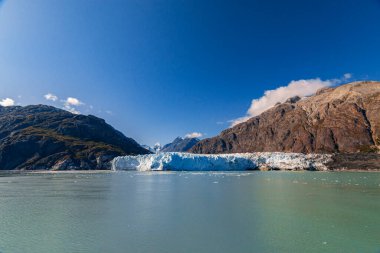 Alaska, ABD 'deki Buzul Körfezi' nde yolcu gemisi. Yazın panoramik manzara. Alaska 'da manzara.
