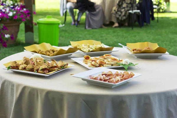 Snacks Trouwtafel Croissants Vleeswaren Outdoor Bruiloft — Stockfoto