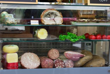 Market açık havada. Caddedeki bakkalda. Camın arkasındaki yiyecek.