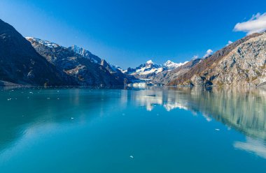 Alaska 'nın güzel doğası. Alaska, ABD' deki Buzul Körfezi. Yazın manzara. Alaska manzarası.