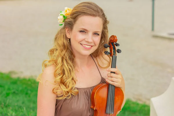 Bella Donna Bionda Suona Violino All Aperto Violinista All Aperto — Foto Stock