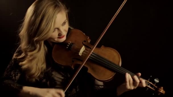 漂亮的女人会拉小提琴 微笑的女音乐家 快乐的小提琴手艺术家有一个表演 音乐剧 — 图库视频影像