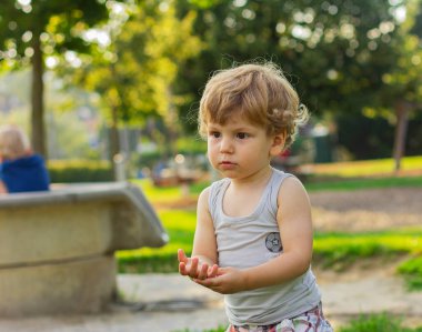 Parkta oynayan küçük çocuk.