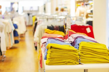 Bir dükkanda renkli kıyafetler.