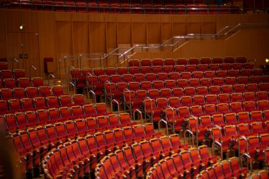 Boş konser salonu. Kırmızı sandalyeler.