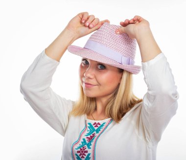 Yazlık şapkalı genç bir kadın. Güzel gülümseyen bir kızın izole edilmiş portresi.