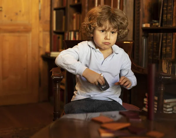 Недовольный Ребёнок Бросает Мобильный Телефон Стол Мальчик Библиотеке — стоковое фото