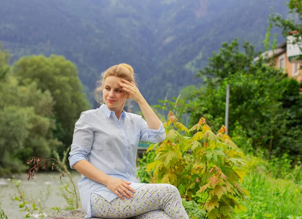 Žena Medituje Horách Mladá Blondýna Sedí Venku — Stock fotografie