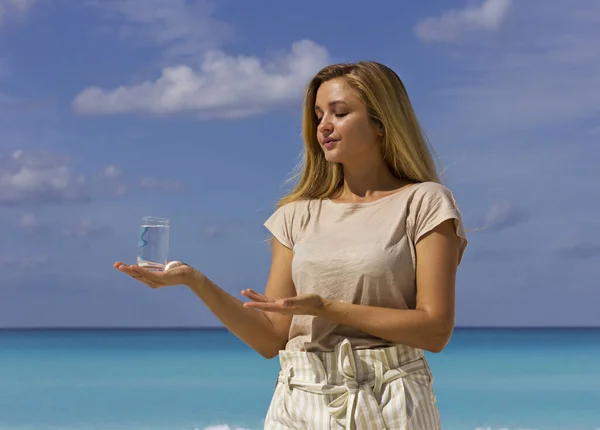 Jeune Jolie Femme Avec Verre Eau Journée Plage Chaude — Photo