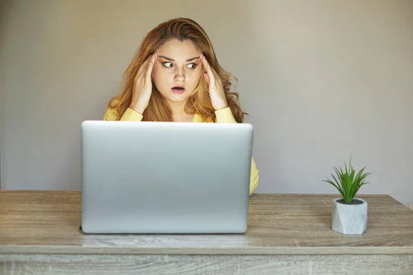 Mujer Cansada Con Una Laptop Problema Con Una Laptop Chica — Foto de Stock