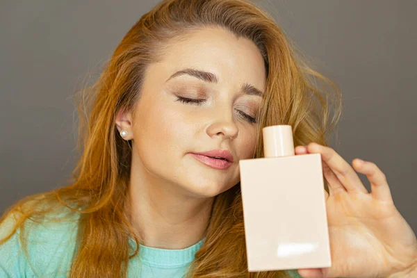 Uma Jovem Cheira Perfume Blogueiro Beleza Está Testando Perfume Uma — Fotografia de Stock