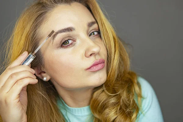 Blogueiro Beleza Está Testando Maquiagem Uma Jovem Aconselha Maquiagem Menina — Fotografia de Stock