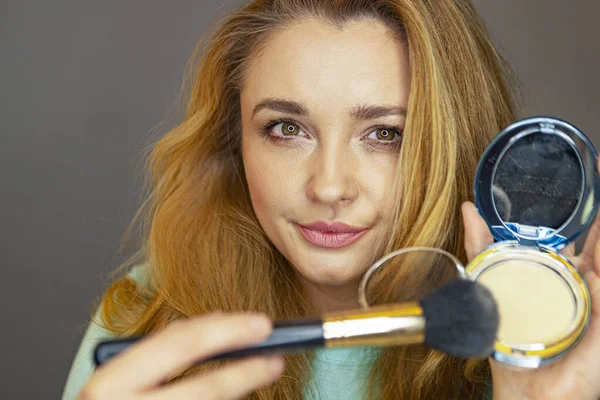 Blogueiro Beleza Está Testando Maquiagem Uma Jovem Aconselha Maquiagem Mulher — Fotografia de Stock