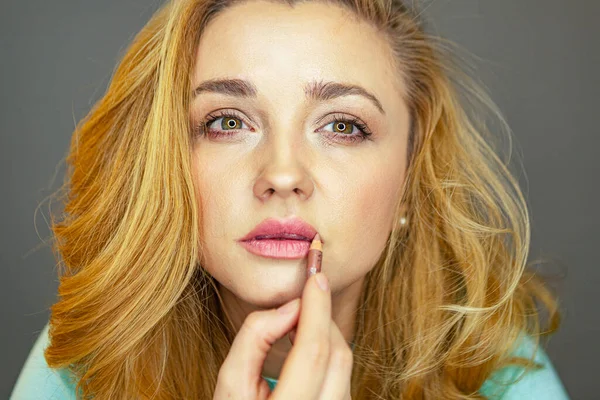 Blogger Belleza Está Probando Maquillaje Una Joven Aconseja Maquillarse Una —  Fotos de Stock
