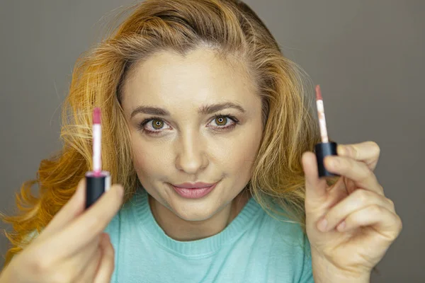 Blogueiro Beleza Está Testando Maquiagem Uma Menina Aconselha Maquiagem Uma — Fotografia de Stock