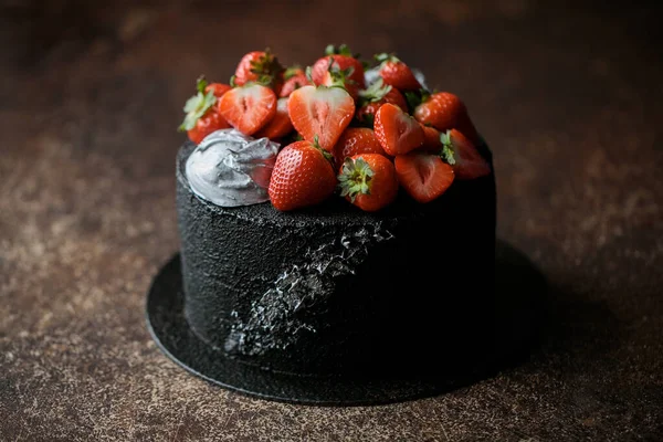 Black Velour Cake Strawberries Brown Table — Stock Photo, Image