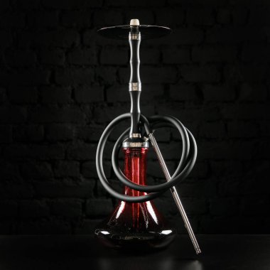 Siyah tuğla duvara karşı tüttürmek için nargile.