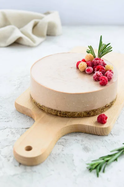 Rauwe Chocoladetaart Versierd Met Frambozen Rozemarijn Een Houten Plank Glutenvrij — Stockfoto