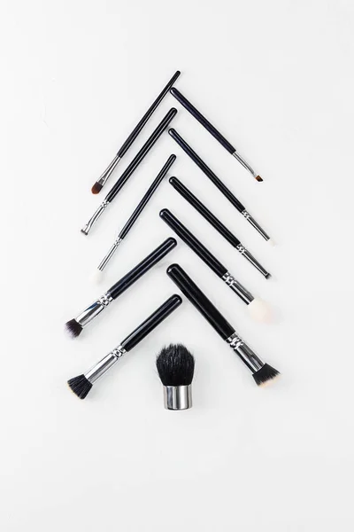 Árbol Navidad Pinceles Maquillaje Sobre Fondo Blanco Árbol Navidad Alternativo — Foto de Stock