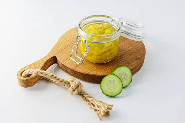 Tahtadaki cam kavanozda salatalık reçeli..