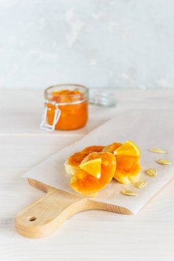 Tahtada kabaklı ve portakal reçelli sandviçler..