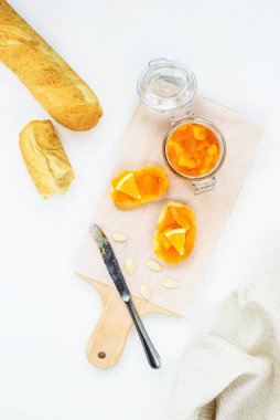 Tahta tahtada balkabaklı ve portakal reçelli sandviçler. Dikey yönelim, düz yatış.