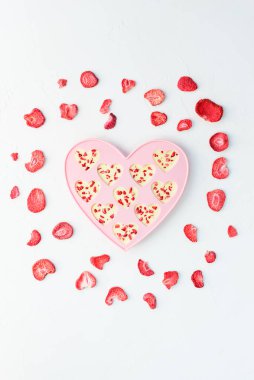 Beyaz çikolata ve kurutulmuş çilekten yapılmış kalp şekeri. Sevgililer Günü.