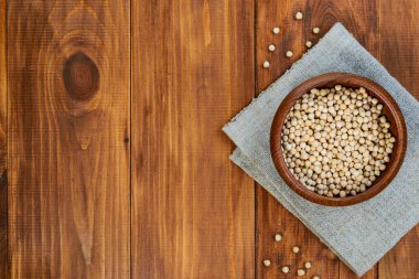 Gri peçetedeki bir kasede nohut. Yatay yönelim, boşluğu kopyala.