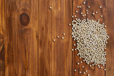 Kahverengi ahşap bir masada nohut yığını. Yatay yönelim, boşluğu kopyala.