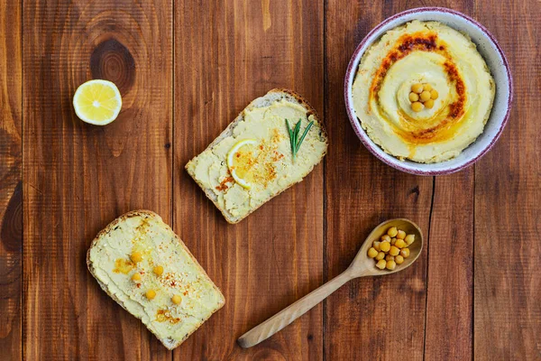 Sandwiches Mit Humus Zitrone Und Rosmarin Auf Einem Holztisch — Stockfoto