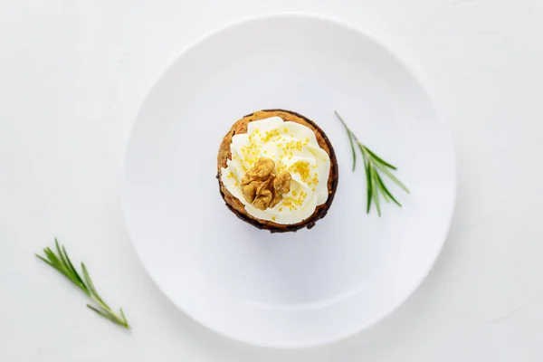 Cupcake Mit Frischkäse Walnuss Und Rosmarin Auf Einem Weißen Teller — Stockfoto