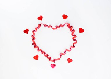 Beyaz bir arka plandaki koli bandından kalp şeklinde bir tebrik kartı. Sevgililer Günü konsepti.