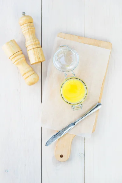 Ghee Geschmolzene Butter Einem Glas Auf Einem Holztisch Vertikale Ausrichtung — Stockfoto