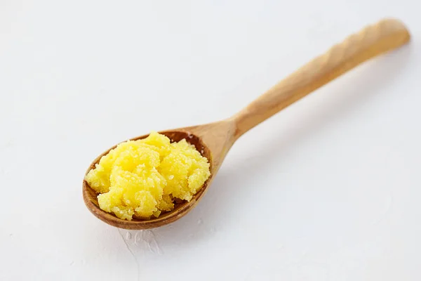 Işık masasındaki kaşıkta Ghee yağı..