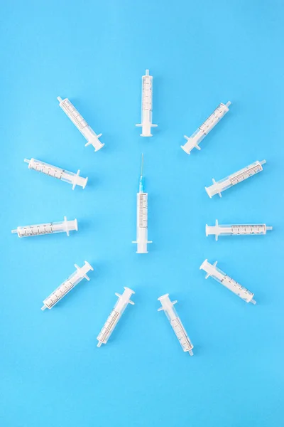 Medical Syringes Blue Background Vertical Orientation Top View — Stock Photo, Image