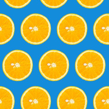 Klasik mavi arka planda turuncu dilimler, üst manzara. İzole, pürüzsüz desen.