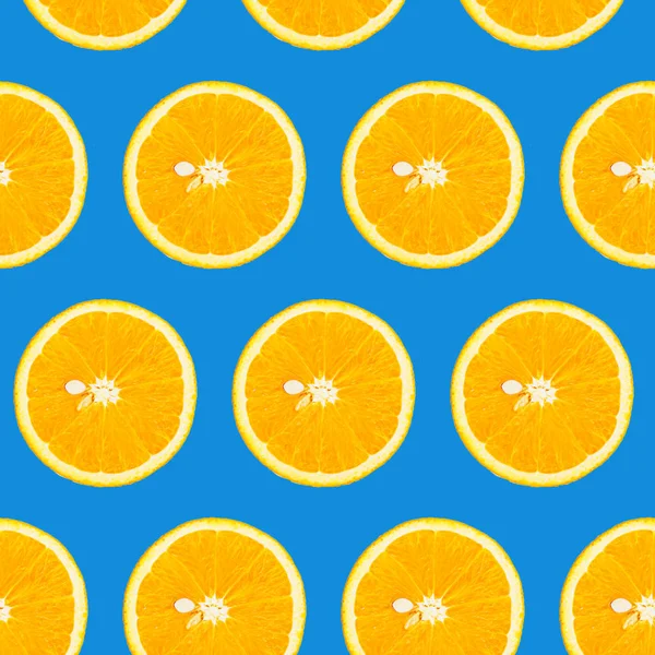 Tranches Orange Sur Fond Bleu Classique Vue Dessus Modèle Isolé — Photo