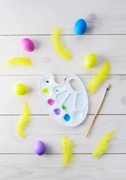 Ovos Páscoa Com Penas Paleta Pincel Uma Mesa Madeira Orientação — Fotografia de Stock