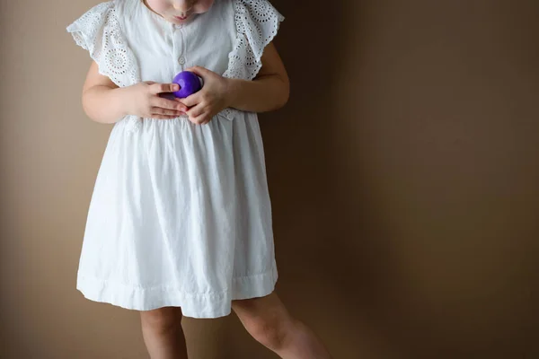 Ein Kleines Mädchen Einem Weißen Kleid Hält Ein Farbiges Lila — Stockfoto