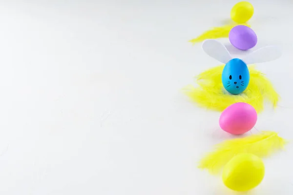 Пасхальный Кролик Цветными Яйцами Белом Фоне Горизонтальная Ориентация Пространство Копирования — стоковое фото