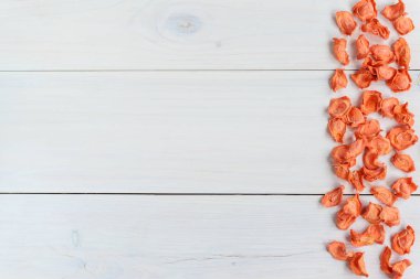 Tahta bir masada sağlıklı havuç cipsi. Yatay yönelim, kopyalama alanı, üst görünüm.