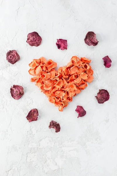 Heart Shaped Carrot Chips Beetroot Chips Gray Table Love Healthy — Stock Photo, Image