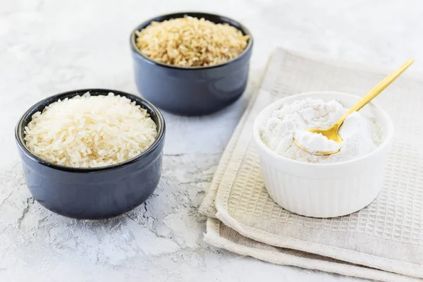 饭碗里有米粉 餐巾上有白米和糙米 无麸质 健康饮食概念 — 图库照片