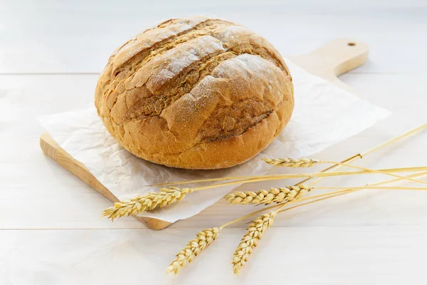 Tahtada Bir Somun Buğday Çavdar Ekmeği — Stok fotoğraf