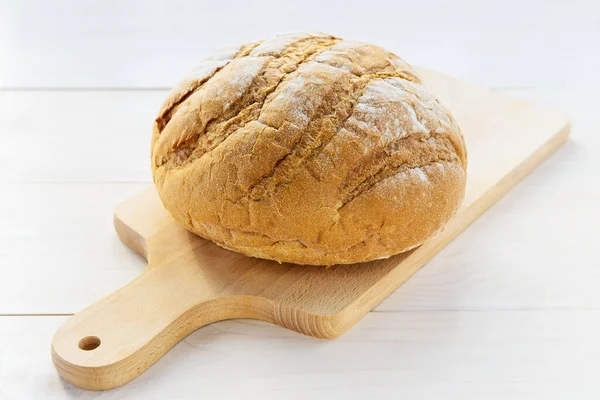 Tahtada Bir Somun Yapımı Ekmek — Stok fotoğraf