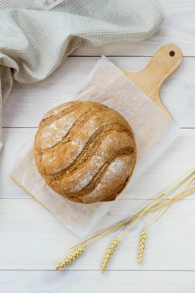 Tahtada Bir Somun Ekmek Dikey Yönelim Üst Görünüm — Stok fotoğraf