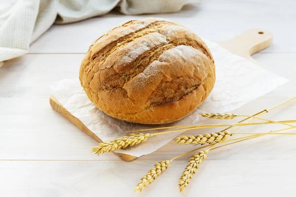 Brood Van Tarwe Roggebrood Een Witte Houten Tafel — Stockfoto