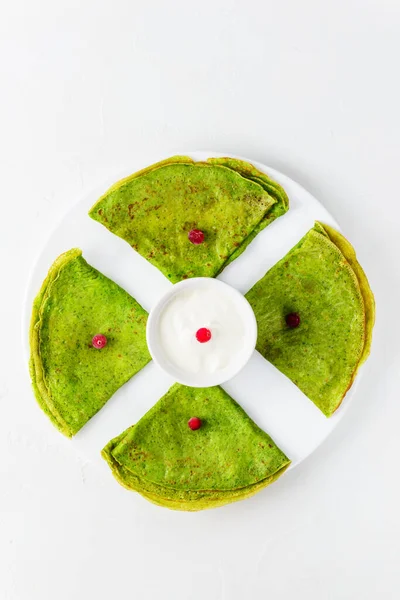 プレートにクランベリーと薄いほうれん草パンケーキ 健康食品の概念 グルテンフリー 垂直方向 上のビュー — ストック写真